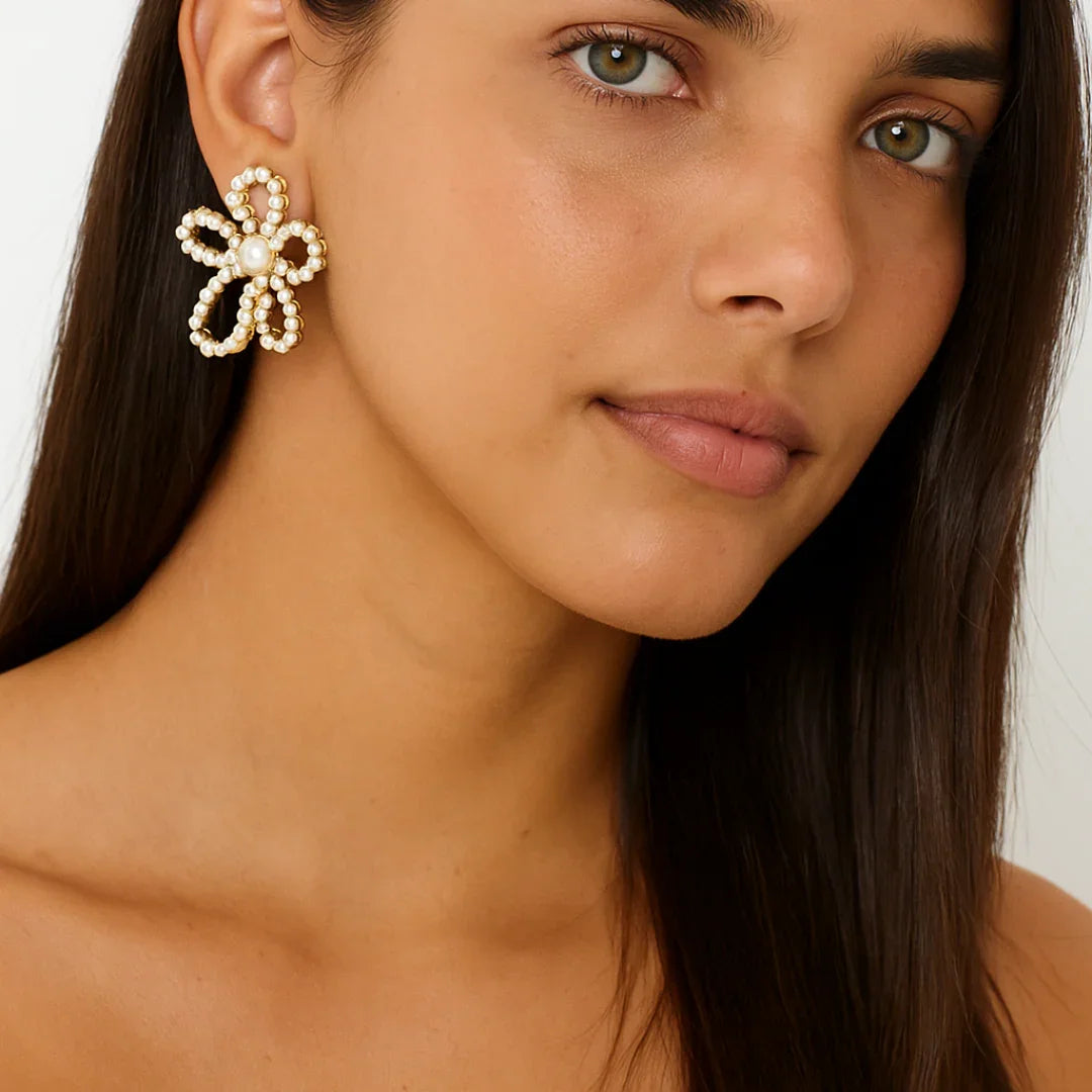 Brinco Flor com Pérolas Banhado em Ouro 18k