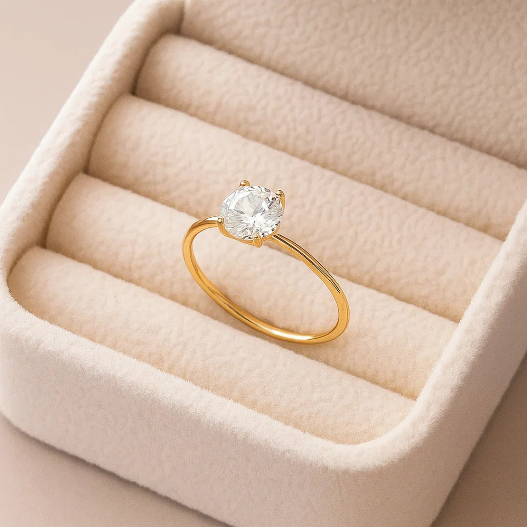 Anel Minimalista de Prata com Zircônia Banhado em Ouro 18k
