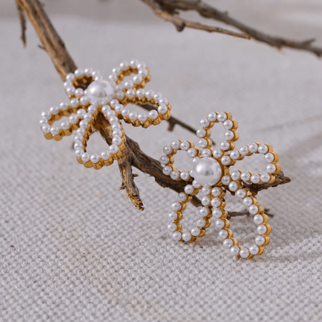 Brinco Flor com Pérolas Banhado em Ouro 18k