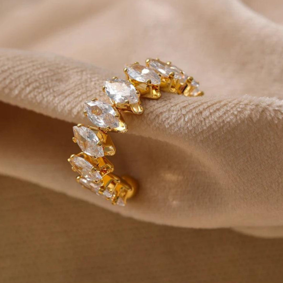 Anel com Zircônias Cúbicas Banhado em Ouro 18k