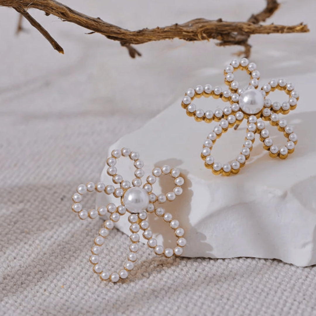 Brinco Flor com Pérolas Banhado em Ouro 18k