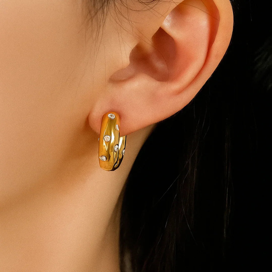 Brinco Argola Irregular com Pedras Banhado em Ouro 18k