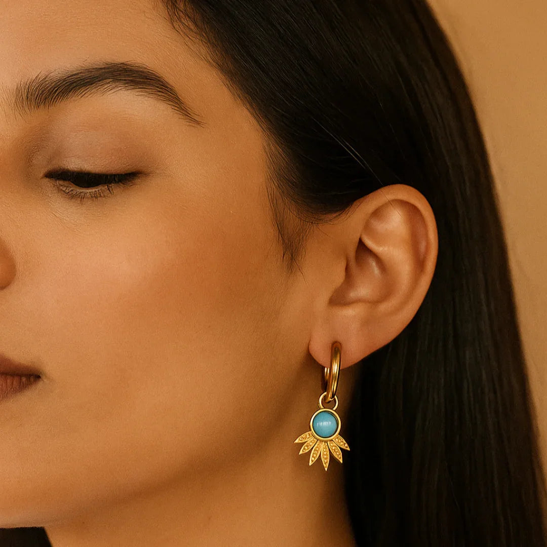 Brinco de Argolinha com Pingente de Flor Banhado em Ouro 18k