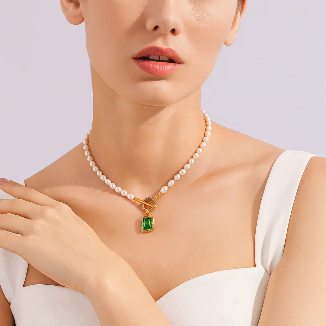 Colar de Pérola com Pingente Verde de Zircônia Banhado em Ouro 18k
