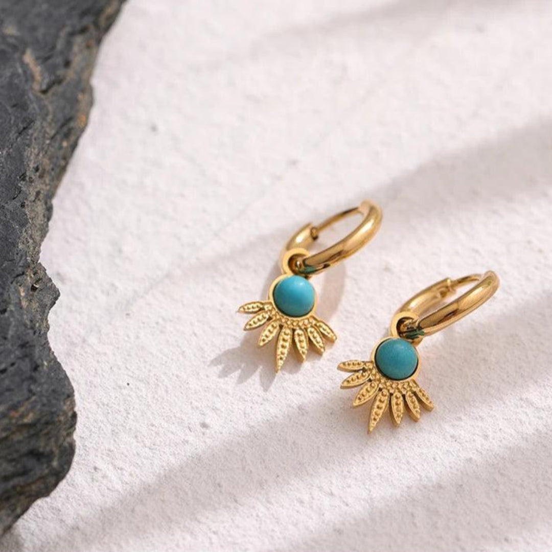 Brinco de Argolinha com Pingente de Flor Banhado em Ouro 18k