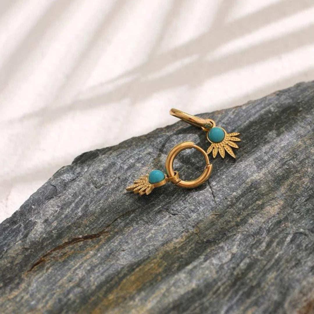 Brinco de Argolinha com Pingente de Flor Banhado em Ouro 18k