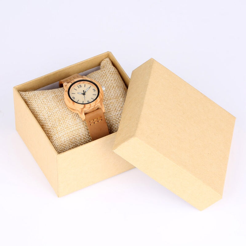 Relógio de madeira com pulseira preta
