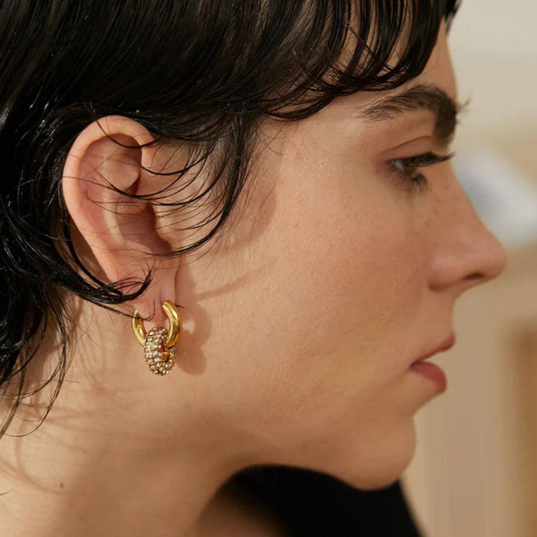 Brincos Huggie de Zircônia e Aço Inoxidável 18K-3