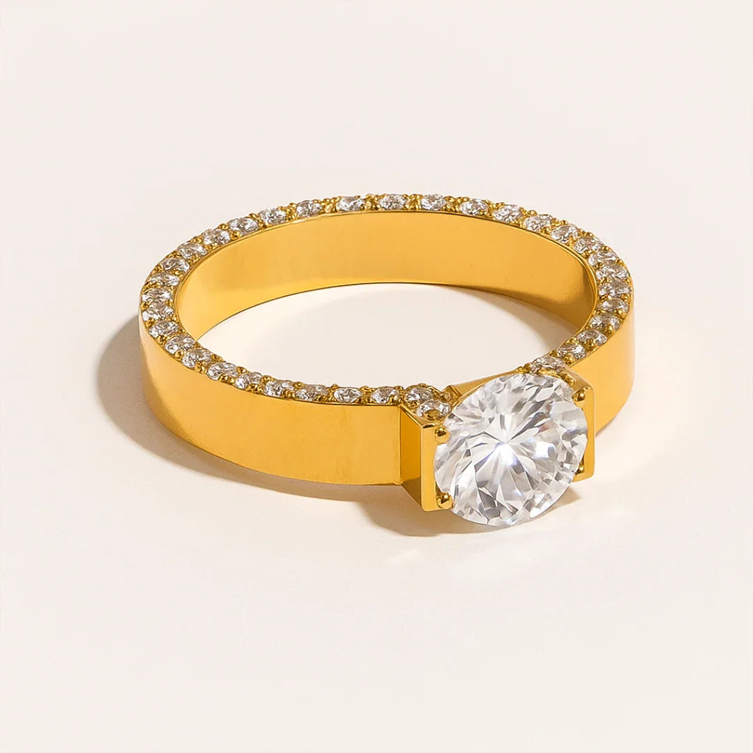 Anel Solitário Cravejado com Zircônias Banhado em Ouro 18k